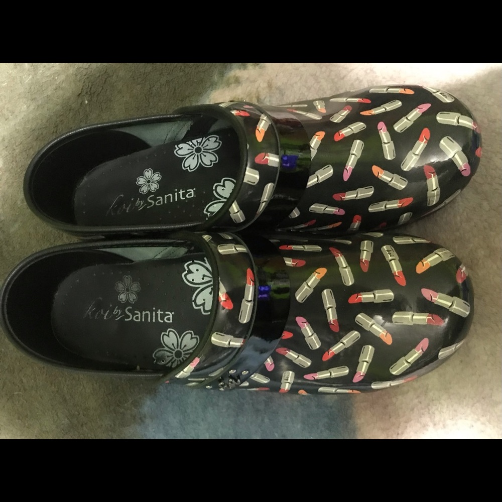Sanita koi lipstick nursing clogs 39 (8.5-9).